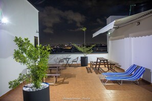 Outdoor dining - 2 Bed Furnished Apartment - Wifi, Aircon, Parking (Accra)
