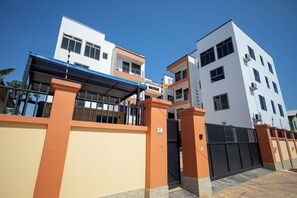 Exterior - 1 Bed Furnished Apartment - Wifi, Aircon, Security (Accra)