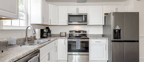 Frigorífico, microondas, horno y placa de cocina