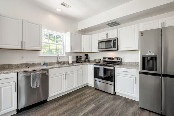 Refrigerador, microondas, horno y parrilla de estufa 