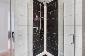 Een douche, een haardroger, handdoeken
