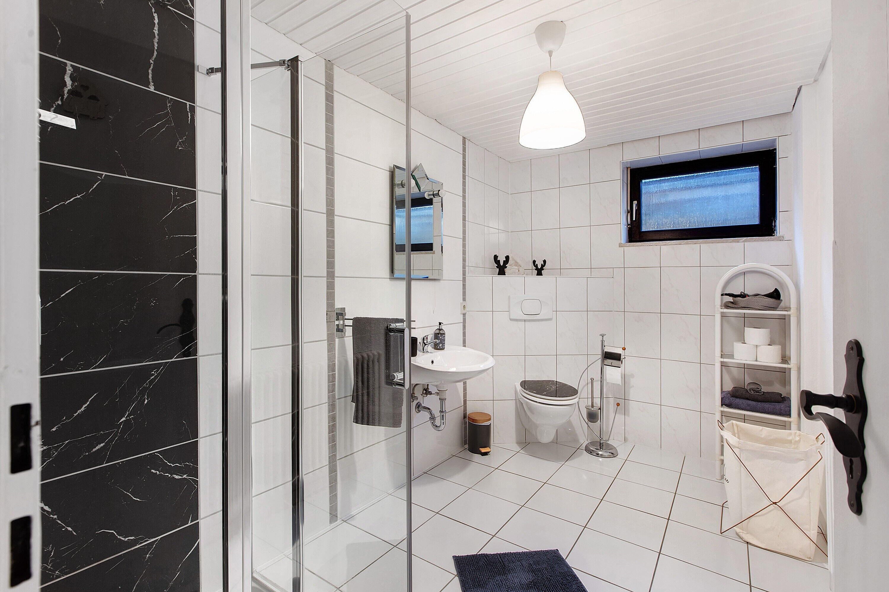 Een douche, een haardroger, handdoeken