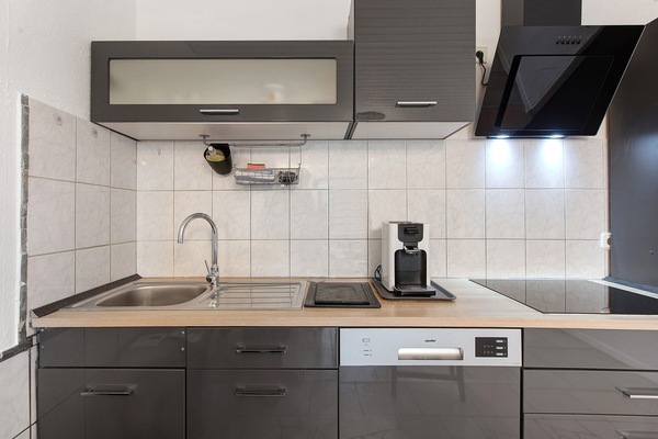 Een koffiezetapparaat/waterkoker, een koelkast, een magnetron, een oven