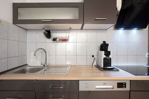 Frigorifero, forno, piano cottura, lavastoviglie