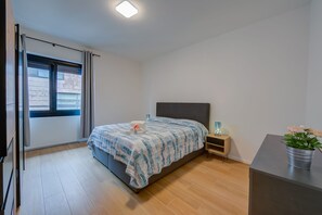 2 quartos, ferros/tábuas de passar roupa, Wi-Fi de cortesia