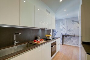 Réfrigérateur, micro-ondes, four, plaque de cuisson