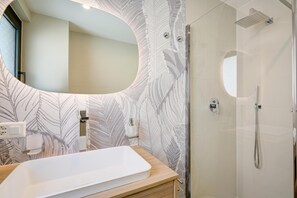 Shower, hair dryer, bidet, towels