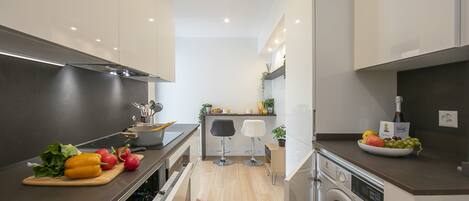 Frigorífico, microondas, horno y placa de cocina