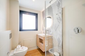 Shower, hair dryer, bidet, towels
