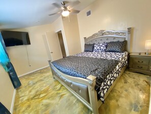 6 bedrooms, travel crib, free WiFi, wheelchair access - CLOSE TO DISNEYLAND & CONVENTION CENTER  (Anaheim)