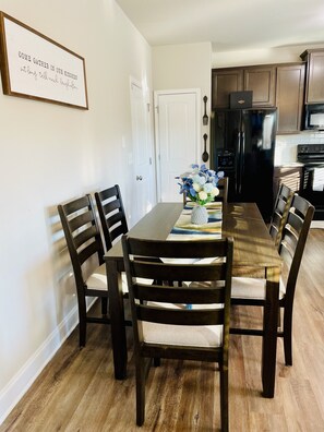 Dining - Cozy 4-bedroom home in Suburbs of Metro Atlanta (McDonough)