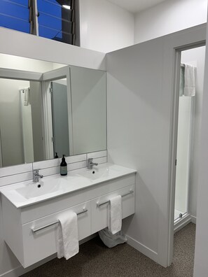 Dusche, Haartrockner, Handtücher, Seife