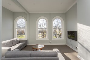 Smart TV - Four bedroom apartment over looking queens gardens (Dunedin)