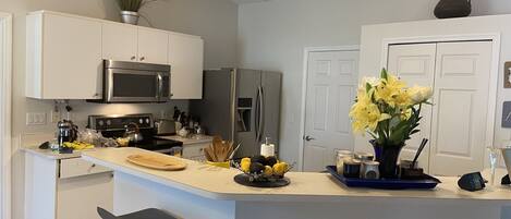 Geladeira, micro-ondas, fogão, cooktop