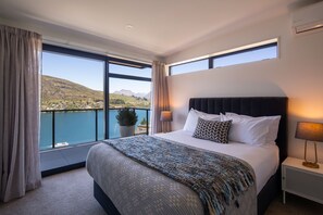 4 bedrooms, iron/ironing board, travel cot, free WiFi - Fantastic 4 bedroom home with lake view | Indoor fireplace | WIFI | Garage (Queenstown)