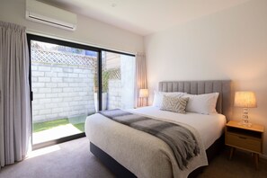 4 chambres, fer et planche à repasser, lit de bébé portatif