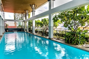 Outdoor pool, pool loungers - Indra Hotel (Phnom Penh)
