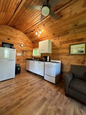Fridge, microwave, oven, stovetop - Cozy Waterfront One-bedroom Cottage w/ Fibe WiFi (York)