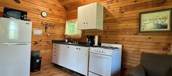 Cozy Waterfront One-bedroom Cottage w/ Fibe WiFi
