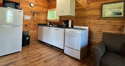 Cozy Waterfront One-bedroom Cottage w/ Fibe WiFi