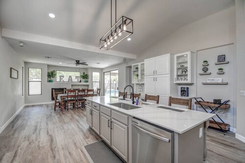 Sunny Chandler Escape | Lounge by the Pool, Soak in the Hot Tub, Dogs Welcome