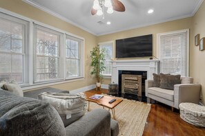 Smart TV, video games, books, smart speakers - The Dawson — Charming & Quiet. Close to Downtown, Hiking and Biking (Hot springs)