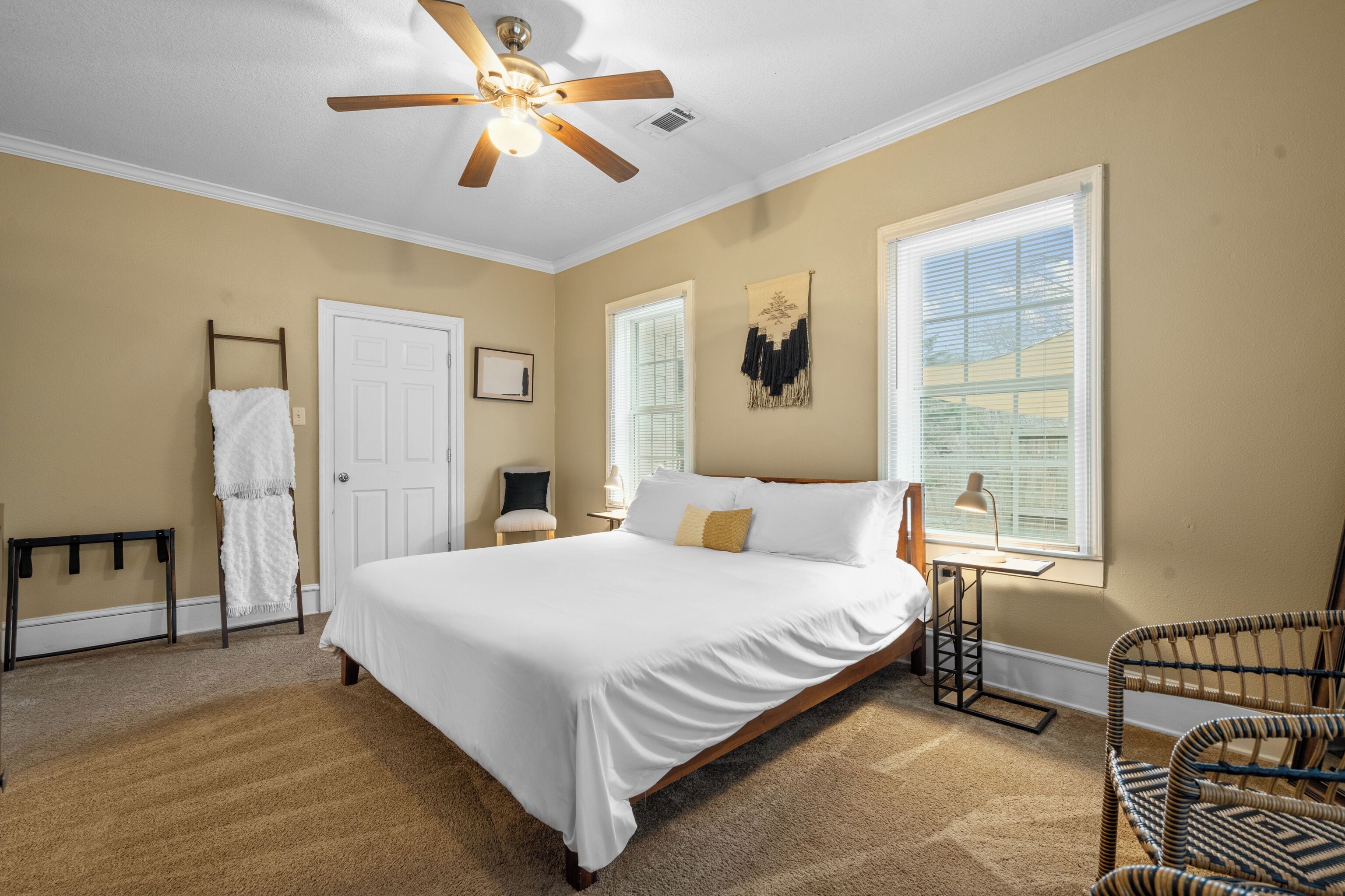 2 habitaciones, caja de seguridad en la habitación y escritorio 