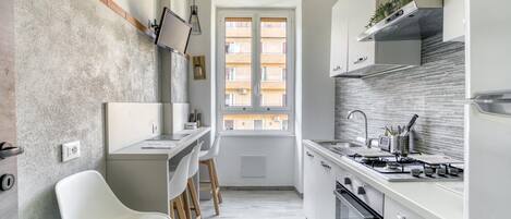 冷蔵庫、オーブン、コンロ、コーヒー / ティーメーカー