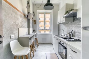 Fridge, oven, stovetop, coffee/tea maker