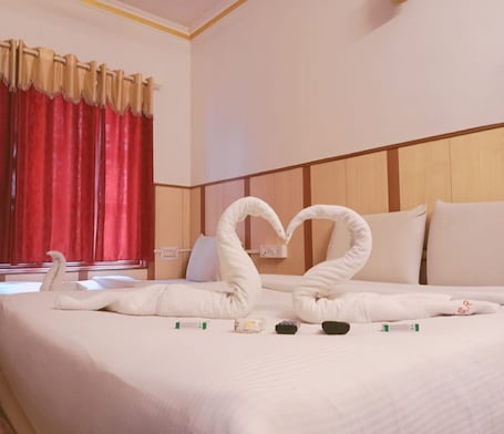 Sábanas de algodón egipcio, ropa de cama de alta calidad y wifi gratis . Hotel Shivaals Residency