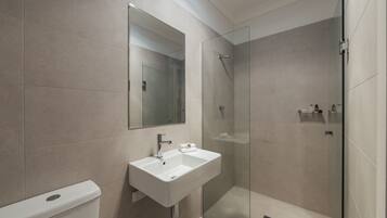 Studio, 1 Queen Bed, Valley View | Bathroom | Shower, towels