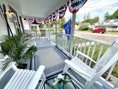 ENTIRE UNIT: Charming Century Home in Harbour town