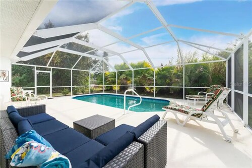CHARMING FLORIDA GETAWAY 3BDR HOME WITH A POOL
