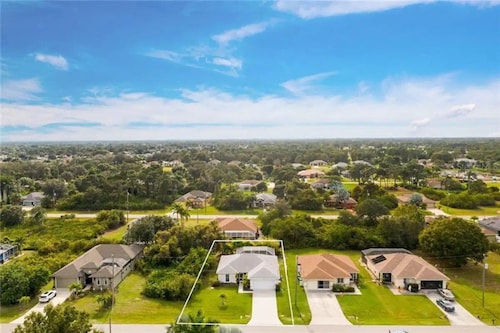 CHARMING FLORIDA GETAWAY 3BDR HOME WITH A POOL