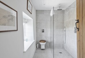 Combined shower/tub, towels