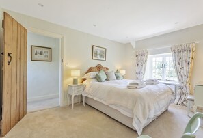 4 bedrooms, Egyptian cotton sheets, travel crib, internet