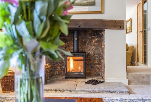Creaky Cottage -  a stylish detached cottage that sleeps up to 8 guests