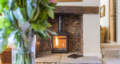 Creaky Cottage - a stylish detached cottage that sleeps up to 8 guests