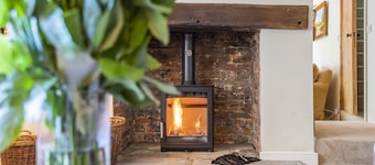 Creaky Cottage - a stylish detached cottage that sleeps up to 8 guests