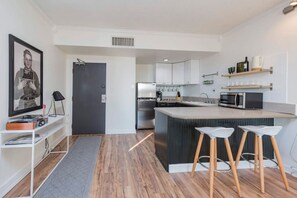 Een koelkast, een microgolfoven, een vaatwasser