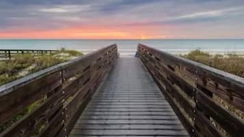 Playa en los alrededores y toallas de playa