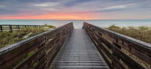 5 Min>Beach Remodeled 2 bed 2 Bath Condo With Pool and Grill and King bed!