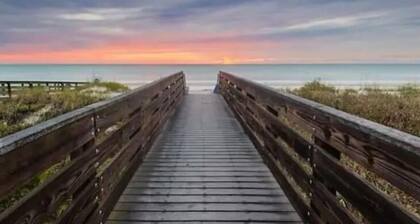 5 Min>Beach Remodeled 2 bed 2 Bath Condo With Pool and Grill and King bed!