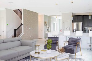 Tv, dvd-afspiller, bøger, stereoanlæg