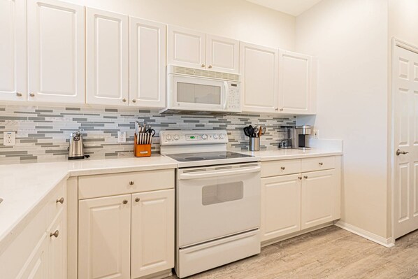 Refrigerador, microondas, lavavajillas y cafetera y tetera 