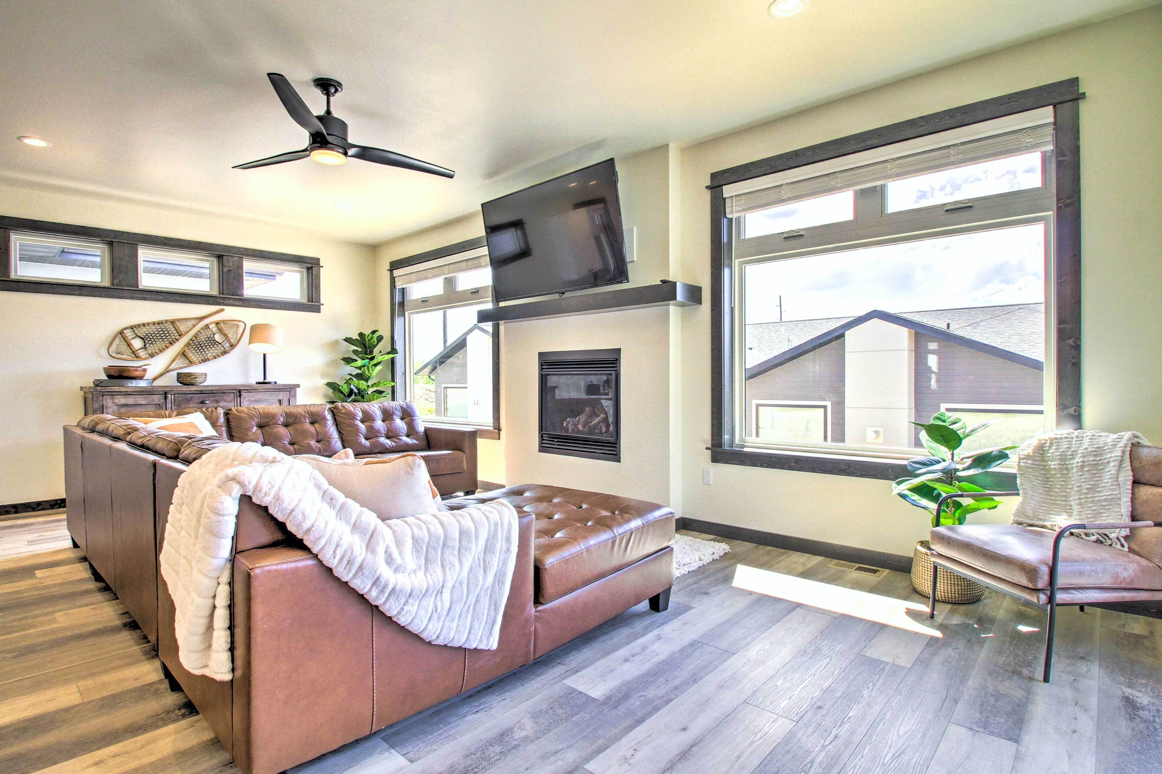 TV, fireplace