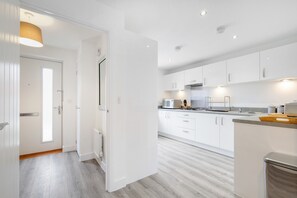 Basic House | Private kitchen | Electric kettle - Modern 5 Bedroom 3 Bath Hse Aylesbury (Aylesbury)