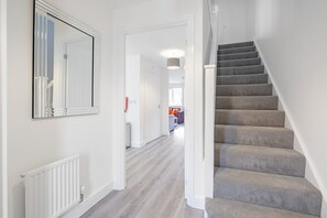 Interior - Modern 5 Bedroom 3 Bath Hse Aylesbury (Aylesbury)