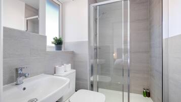 Appartement | Salle de bain | Douche, serviettes fournies