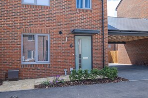 Front of property - Modern 5 Bedroom 3 Bath Hse Aylesbury (Aylesbury)